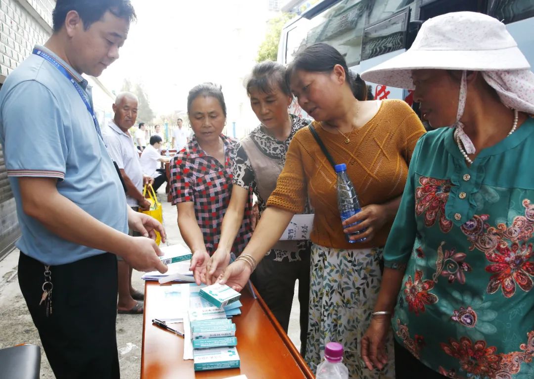 常德市第四人民医院送医送药下乡，他们用义诊为自己的节日献礼！