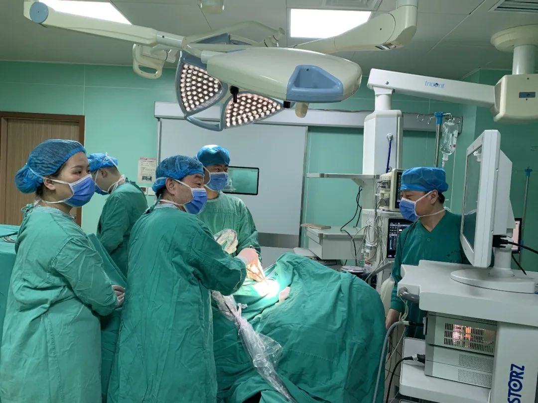 郑州人民医院为一少年进行肺部手术