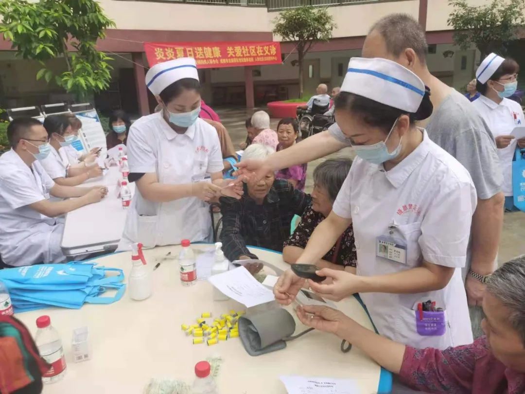 成都誉美医院送健康，关爱社区在义诊——龙泉驿老顽童疗养院