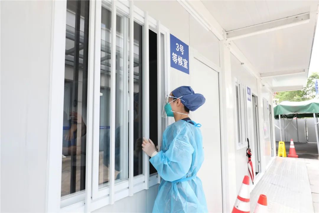 浙江大学医学院附属第四医院负压 120 转运队：勇当疫情隔离区中的「摆渡人」