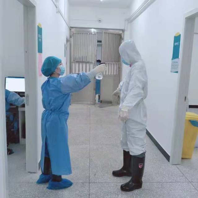 负使命前行 为生命站岗 —记感染疾病科二病区医护团队