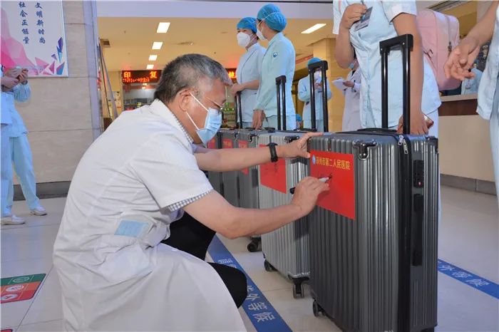 闻令而动，听令而行！郑州市第二人民医院白衣天使身披「战甲」，整装出发！