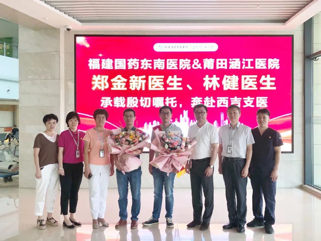 疫线夫妻：防护服是最美的情侣装