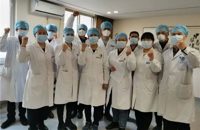 河北医大一院让党旗在疫情防控一线高高飘扬