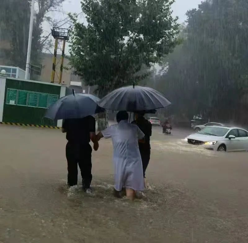 郑州人民医院：就算暴雨将整个城市倾倒，我们会给你怀抱