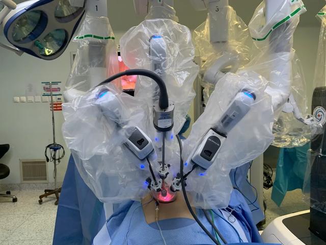 华南区首例 Xi 单孔机器人全子宫切除术顺利完成