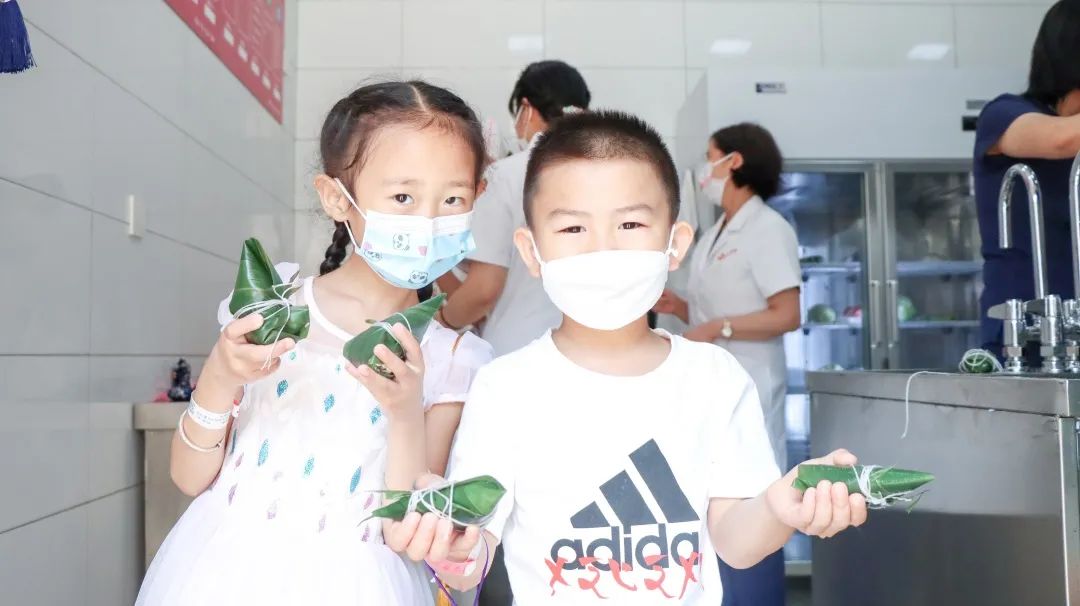 西安高新医院的「李子柒」们做香囊包粽子，还送上糖友食粽秘籍