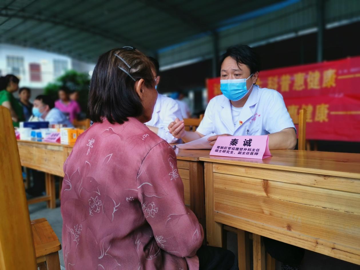 广西壮族自治区南溪山医院于甘草村开展胃肠病专科义诊活动