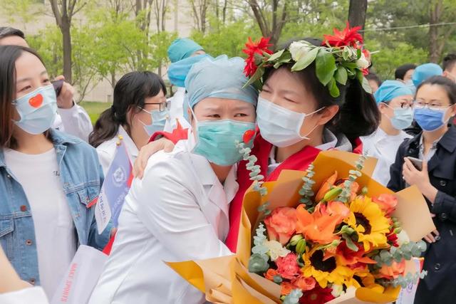 北京大学国际医院援鄂国家医疗队隔离期满归院