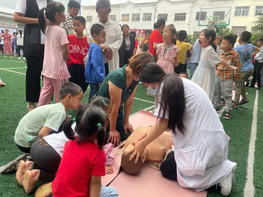 河南信合医院走进固始县南大桥乡第二小学，开展急救知识培训