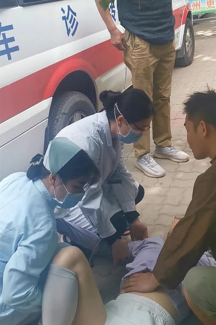 街头义诊遇险情，郑州市第二人民医院医护挺身救人