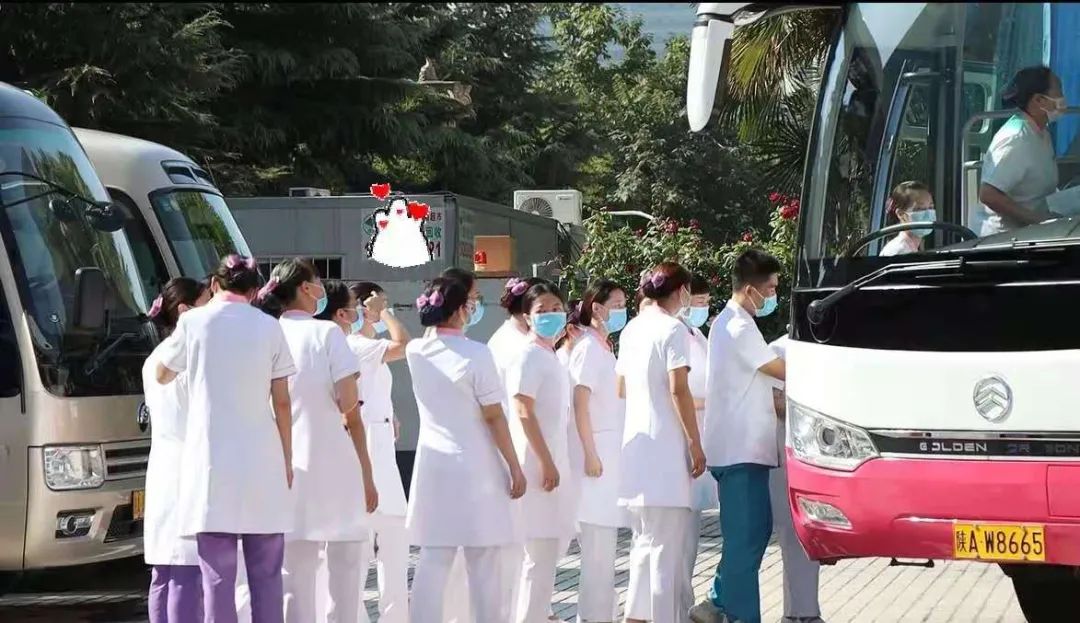 催泪，他们靠后背贴冰棒解暑 ！西安高新医院百人核酸采集队出发！