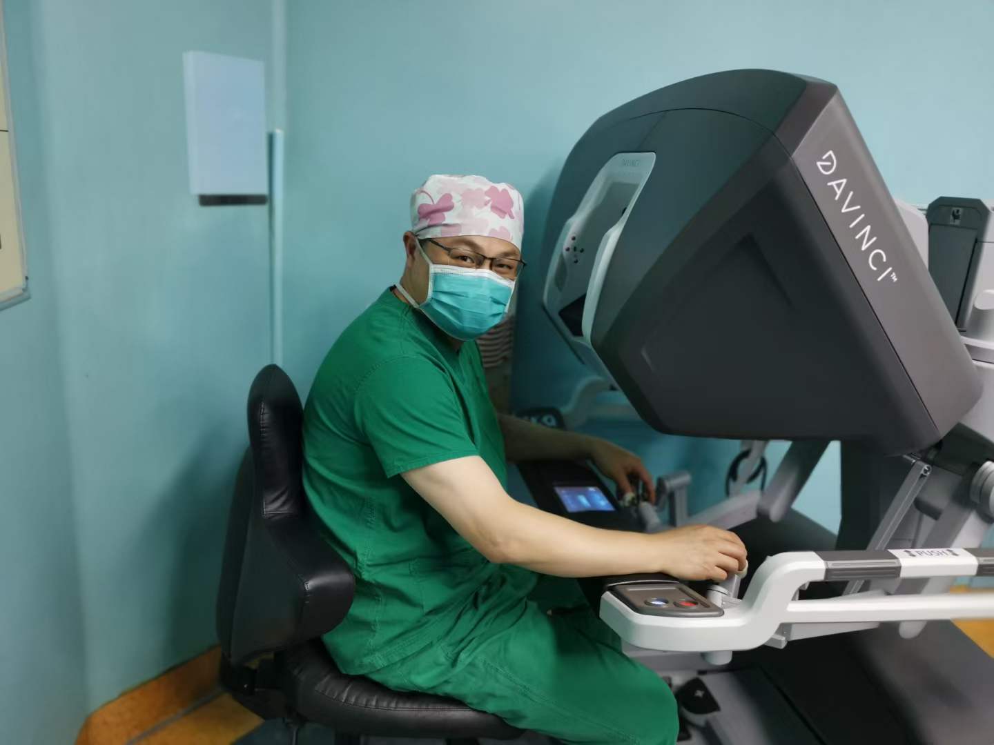 南昌大学二附院胡红林团队完成一例超胖患者机器人辅助腹腔镜左肾上腺巨大肿瘤切除术