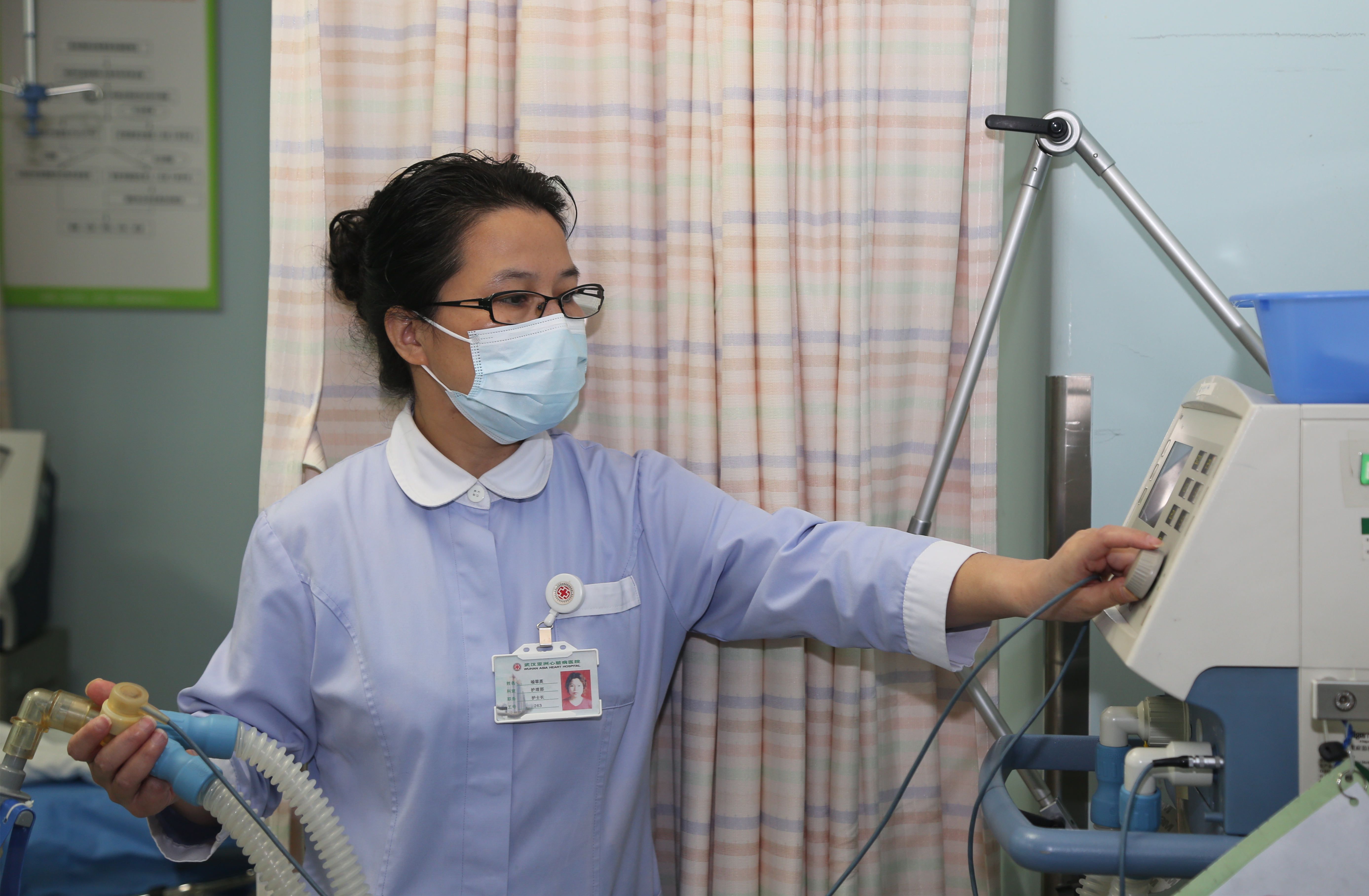 武汉亚洲心脏病医院护士长当起阿尔茨海默症老人的「临时女儿」