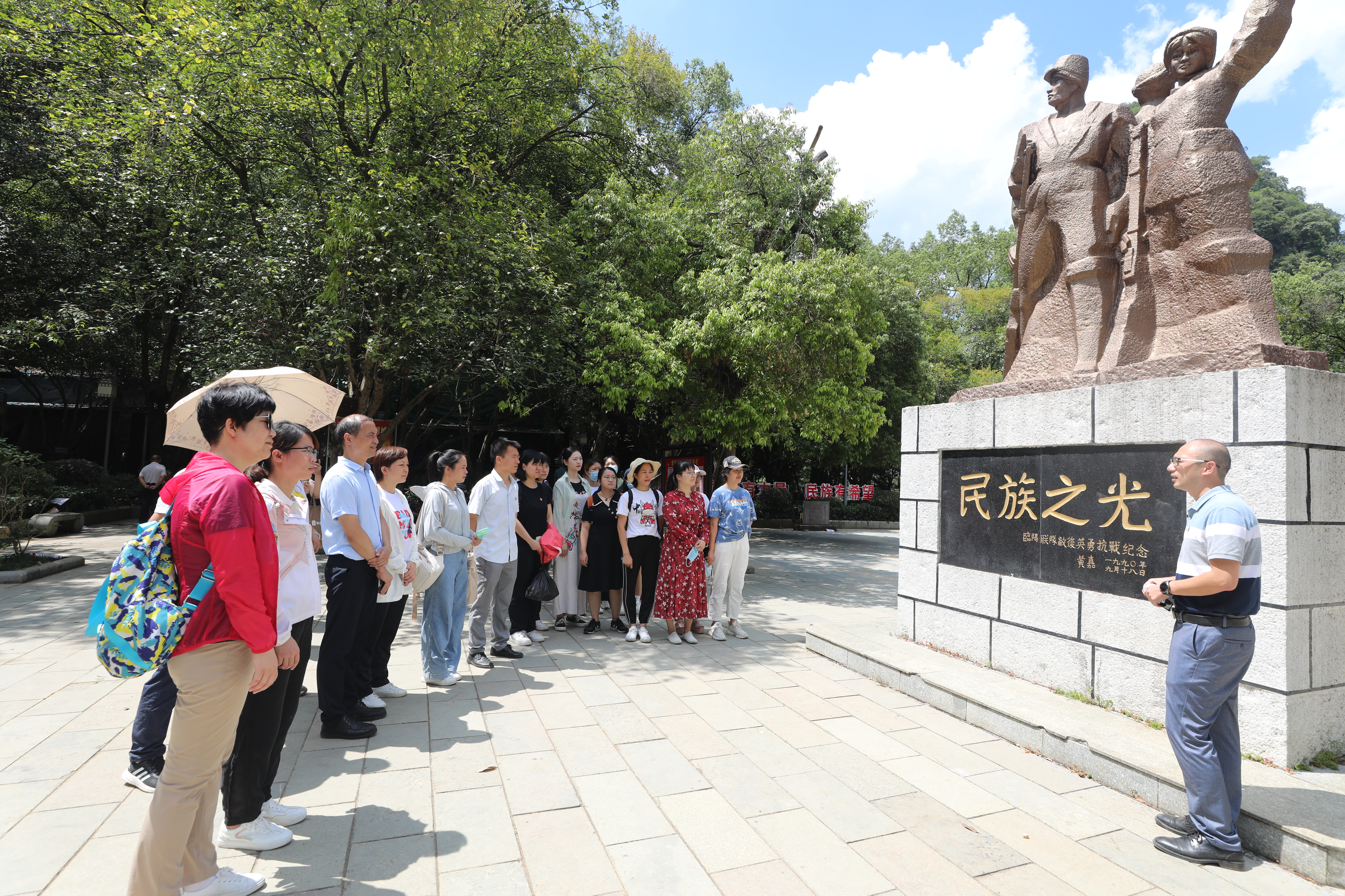广西壮族自治区南溪山医院党支部联合开展义诊及红色教育活动