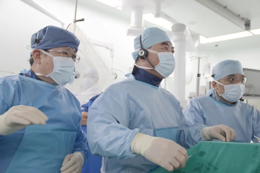 上海德达医院成功完成一例高难度 MitraClip 经导管二尖瓣钳夹手术