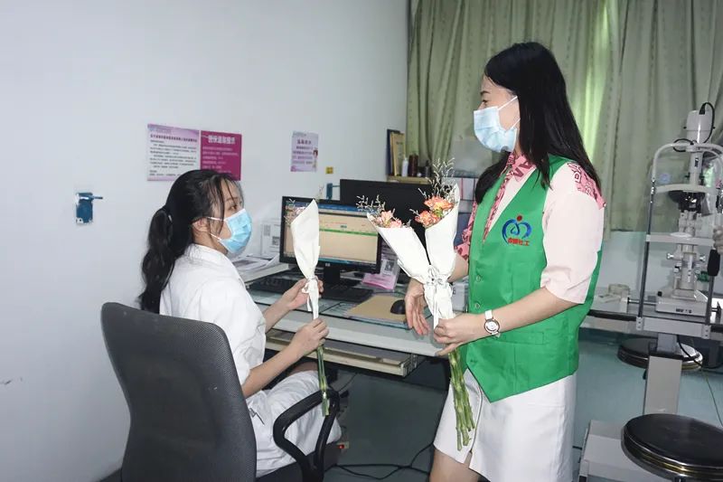 中国医师节那天，深圳市罗湖区人民医院的医生一早收到了鲜花和祝福……
