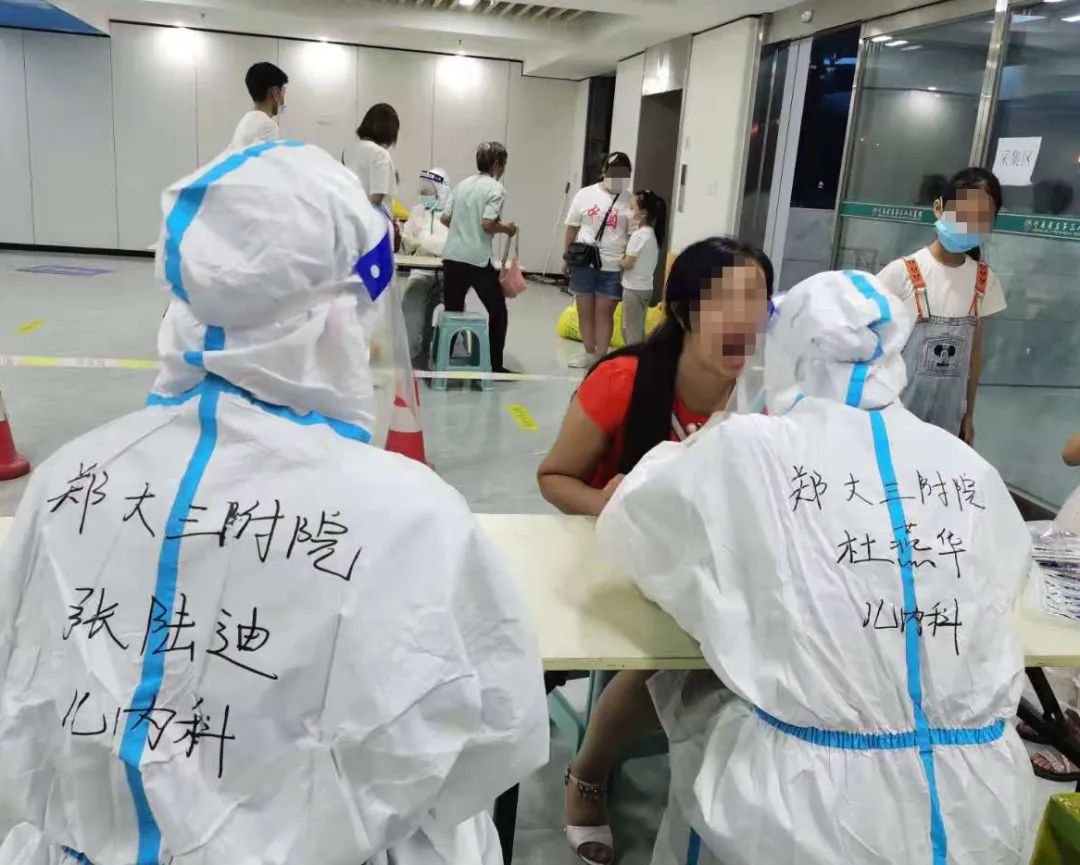 幸好有你！郑州大学第三附属医院核酸筛查医疗队队员现场急救晕厥少年