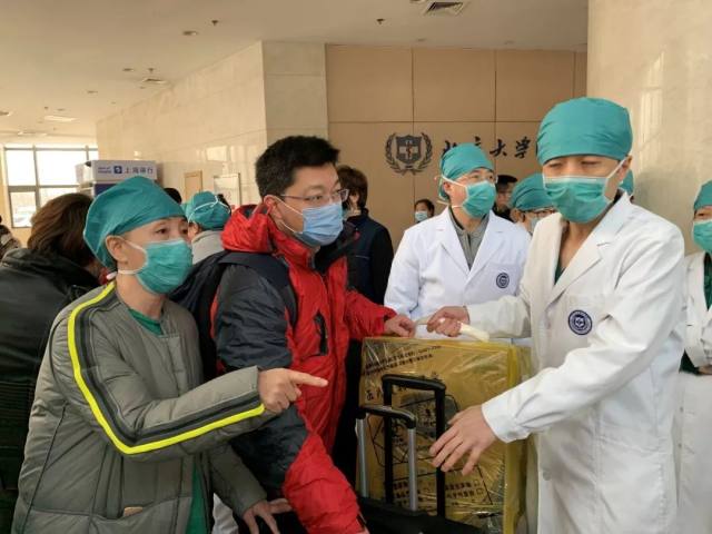 北京大学国际医院援鄂抗疫国家医疗队正式出征