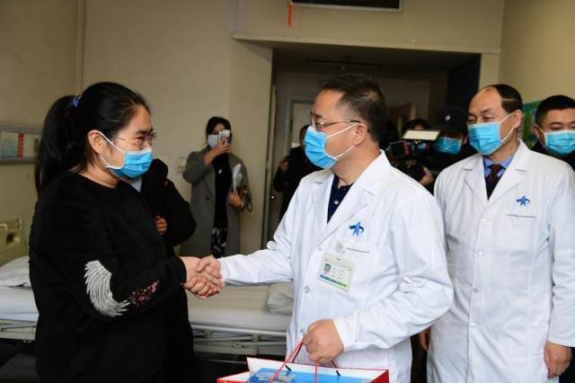 西安交大一附院召开全国首例试管婴儿亲体肝移植宝宝康复出院新闻媒体通气会