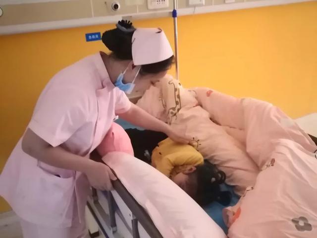 最美瞬间—照护患儿当仁不让 护士接力当起「临时妈妈」