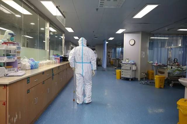 武汉大学中南医院——隔离病房里的「拄拐人」