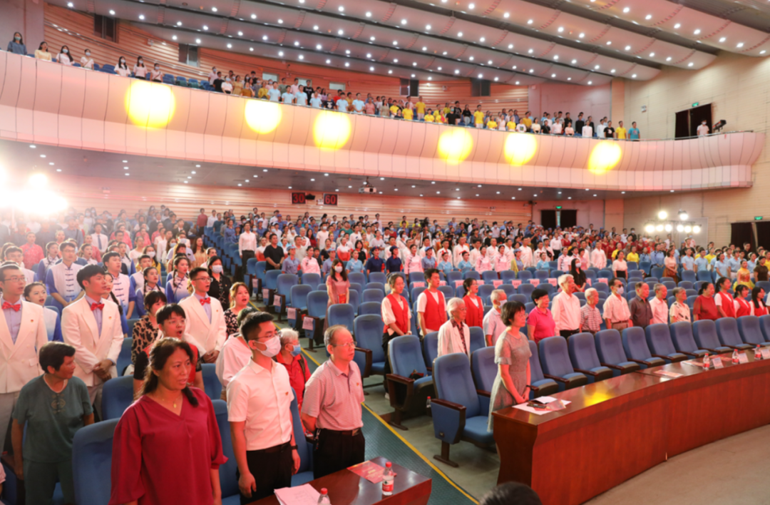 广西医科大学第一附属医院举办「七一」表彰大会暨庆祝中国共产党成立 100 周年文艺晚会