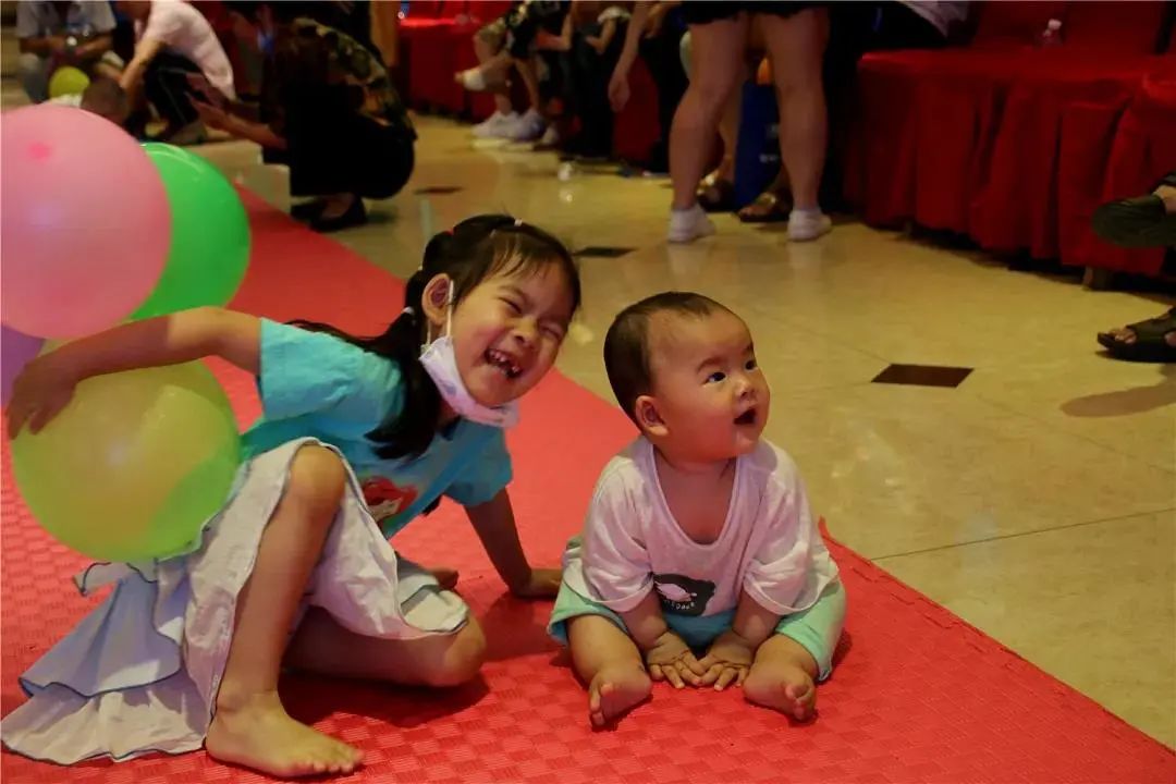 攀枝花市妇幼保健院举行「福佑宝宝」爬行比赛