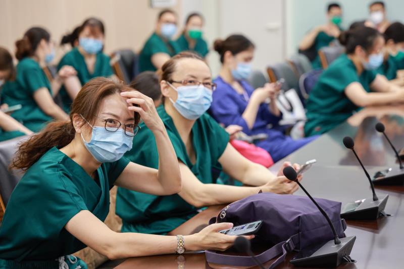 南京市儿童医院 50 名医护支援溧水核酸采集