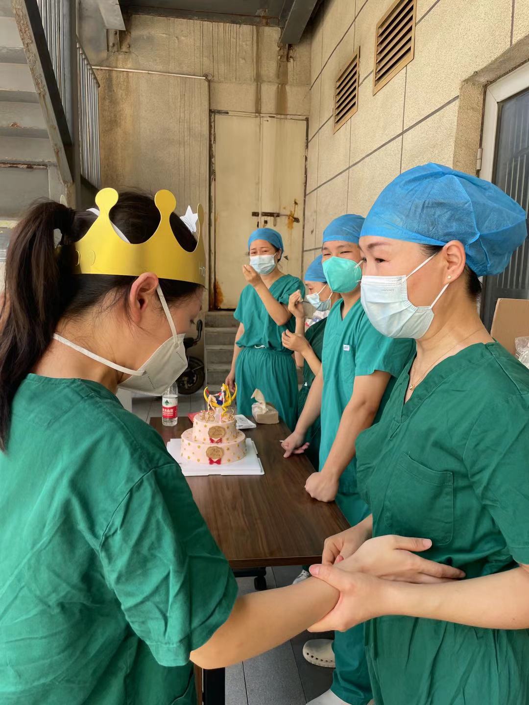 一次特别的集体生日，核酸采样现场武汉大学人民医院护士收到意外惊喜
