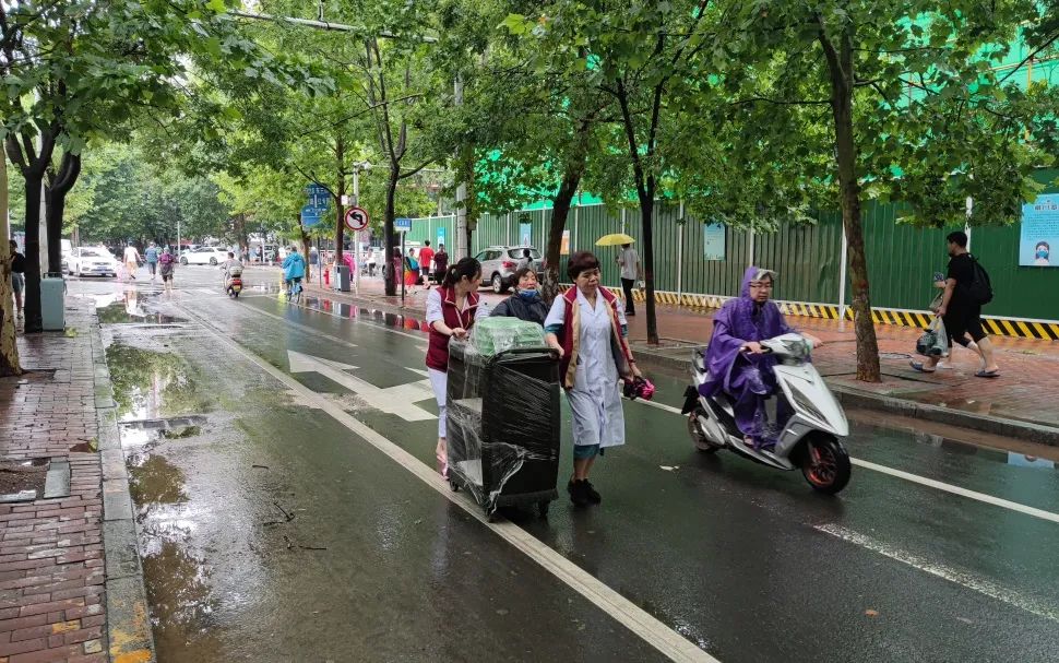 郑州人民医院：就算暴雨将整个城市倾倒，我们会给你怀抱