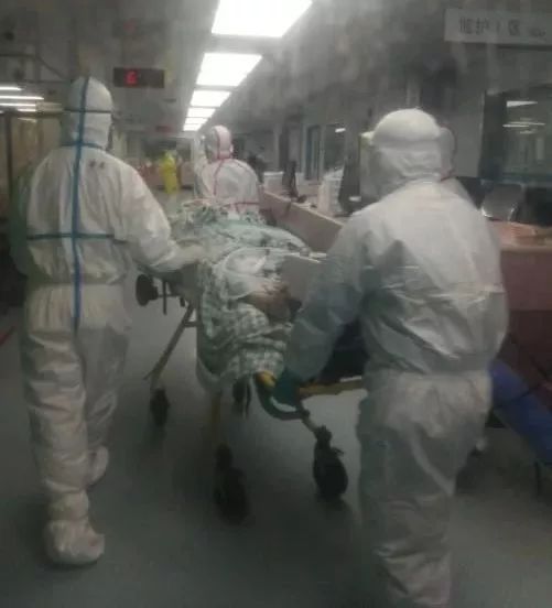 广东两名危重新冠肺炎兄弟患者在 ICU 第一次握手