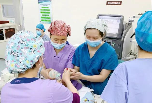 西安交大一附院成功救治西北最小胎龄双胞胎试管婴儿