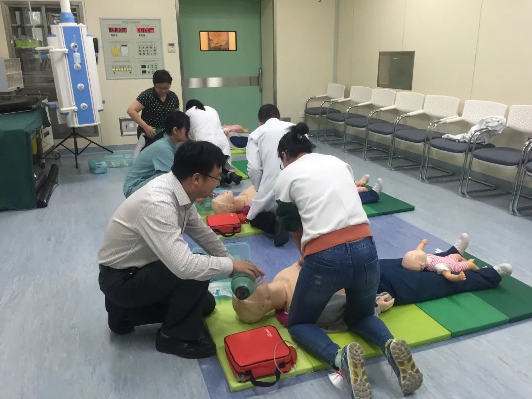 美中宜和开展院外应急救护培训课——学习使用「救命神器」AED