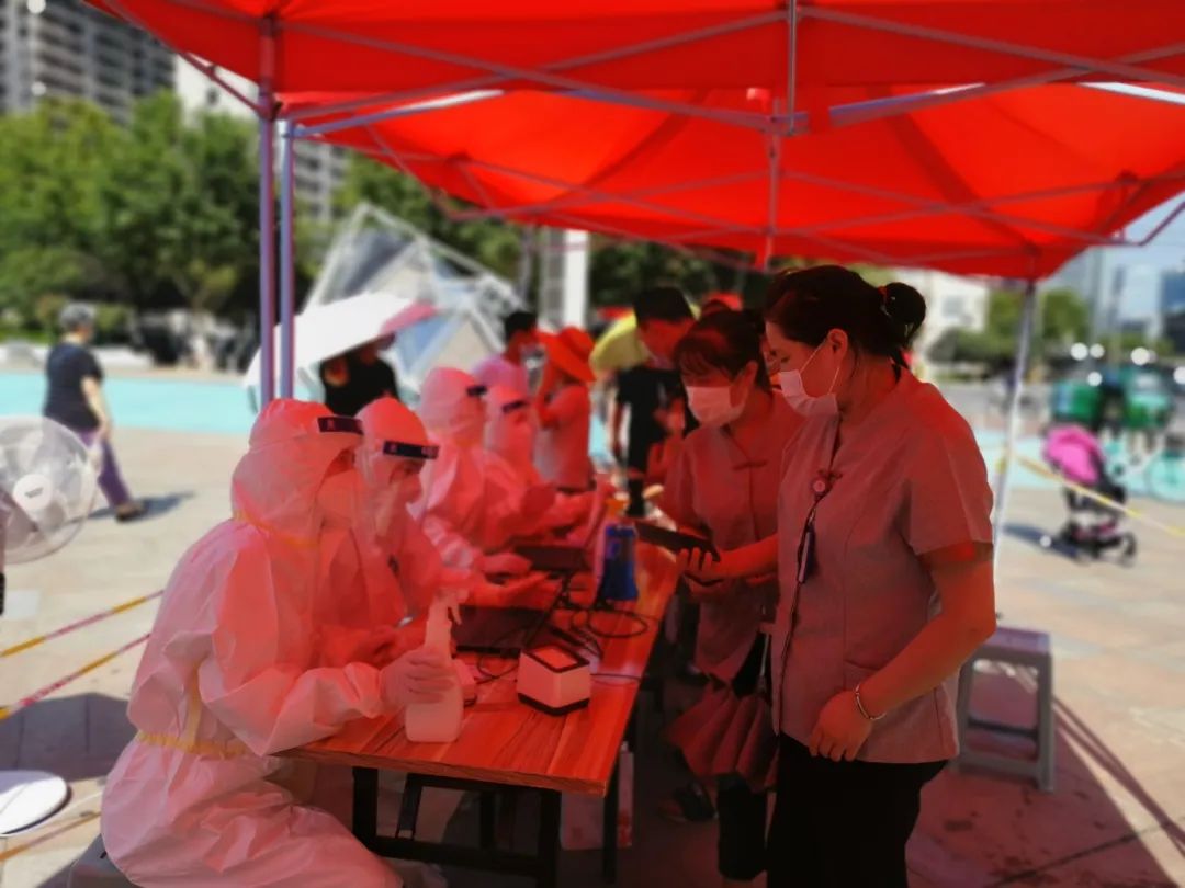 催泪，他们靠后背贴冰棒解暑 ！西安高新医院百人核酸采集队出发！