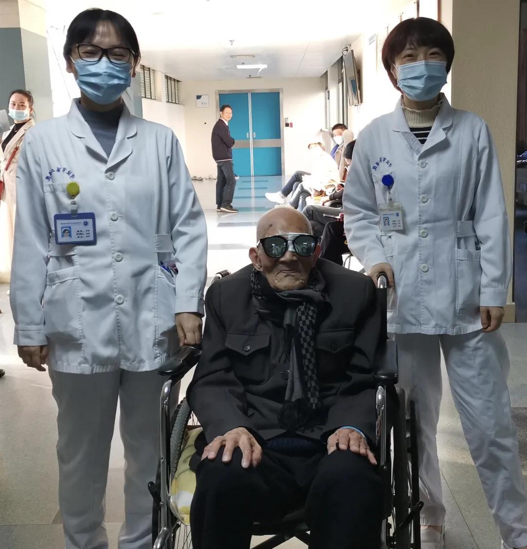 仅十多分钟的白内障手术，让百岁老人重见光明