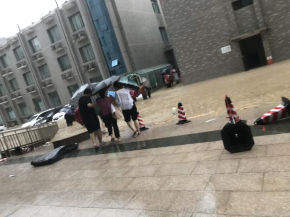 一场暴雨，记录了无数感人瞬间！郑州大学第三附属医院将爱一直传递下去……