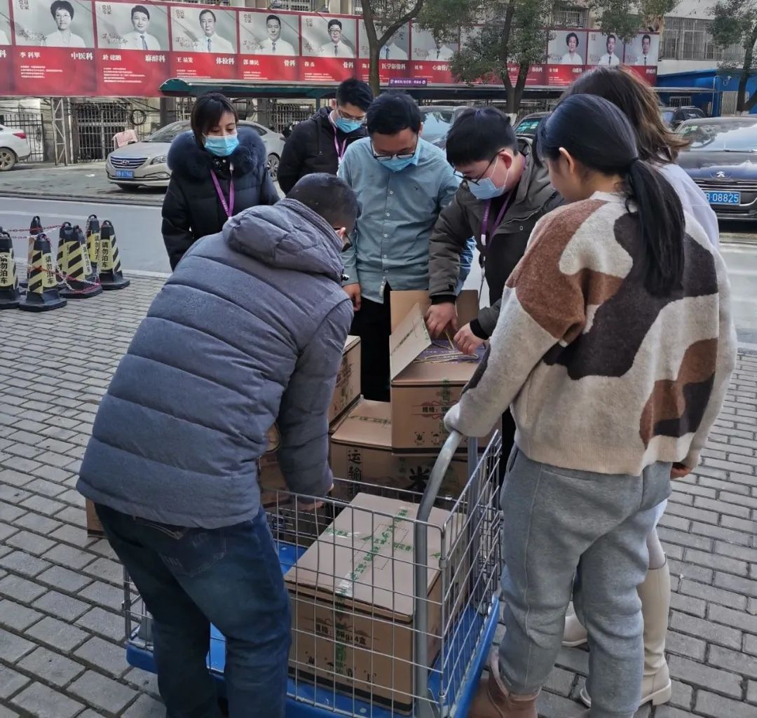 春节将至，北京爱康集团董事长王东博士为医院员工送来了五常大米