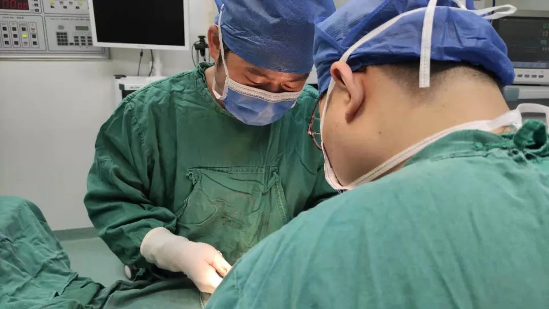 八旬老大爷反复无痛性血尿,一查竟然脐尿管腺癌惹的祸