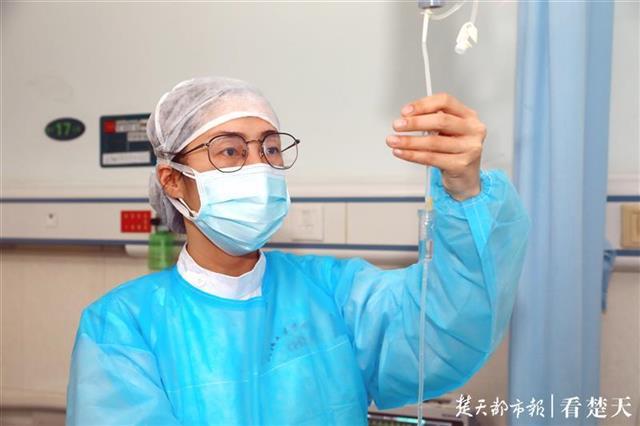 武汉大学中南医院护士2 次上高速未果，警车护送「逆行天使」提前返汉