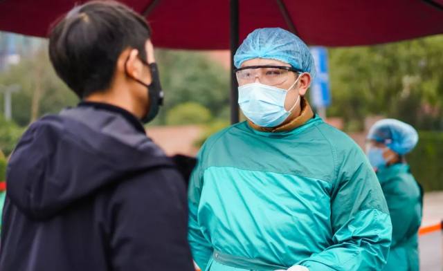 硬核病区管理：成都市一医院一患一陪一证，「自己人」也要防