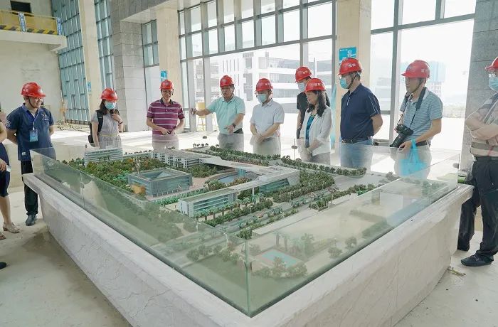 深圳大学医学部党委书记柴金龙一行莅临广西医科大学附属口腔医院参观交流