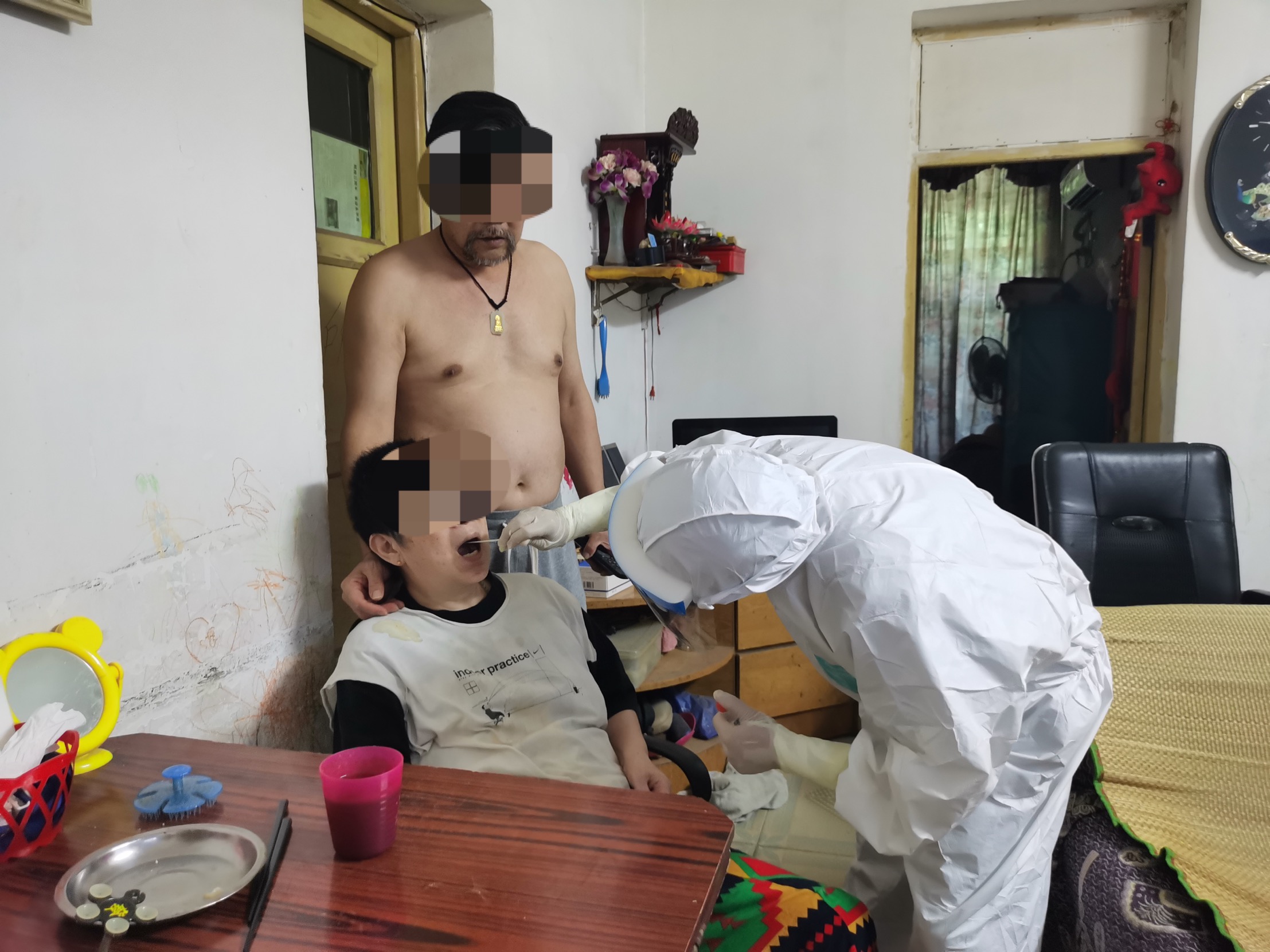 烈日下暴走 穿防护服爬楼  武汉市肺科医院入户核酸小分队人均爬楼超百层