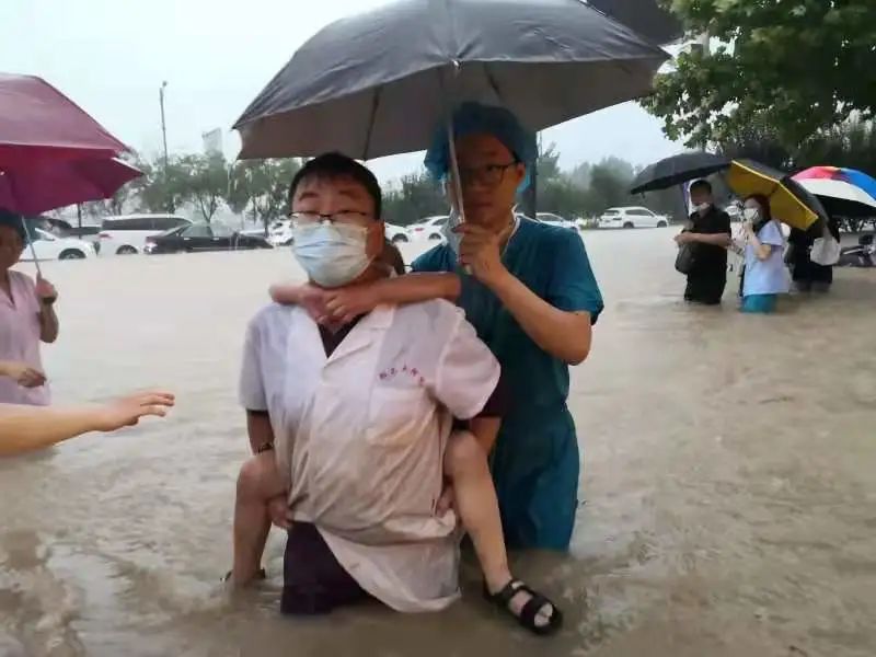 直面洪涝，风雨同担——郑州大学第五附属医院全院职工筑就安全堤坝