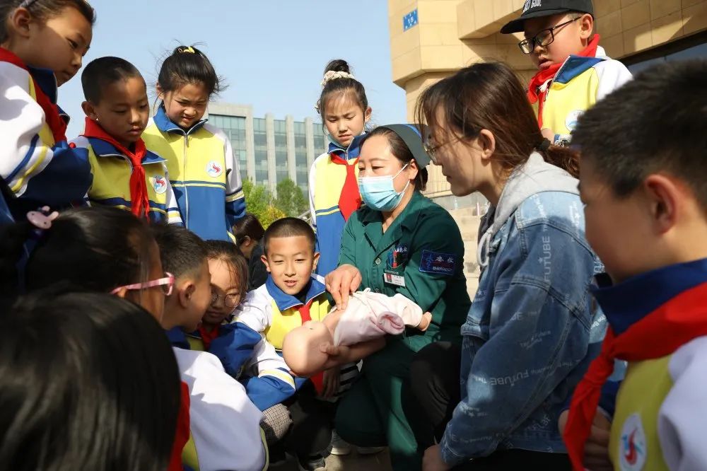 赤峰市宁城县中心医院成功举办「5.12」国际护士节系列活动之大型护理义诊活动