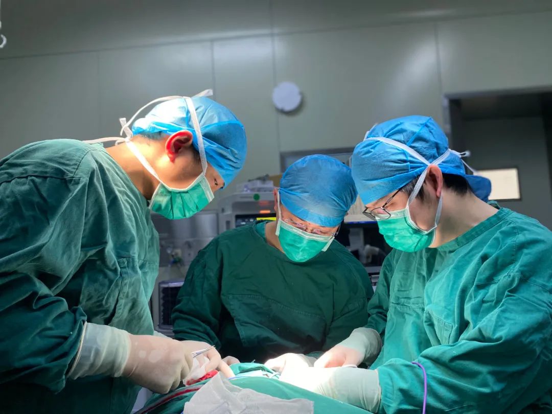 江西省儿童医院成功为出生六天男婴切除颈部如「头」般大的肿瘤