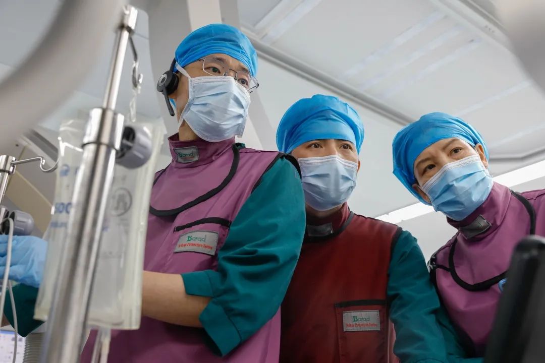 「强强联手」华中地区首例经导管二尖瓣钳夹术成功实施！