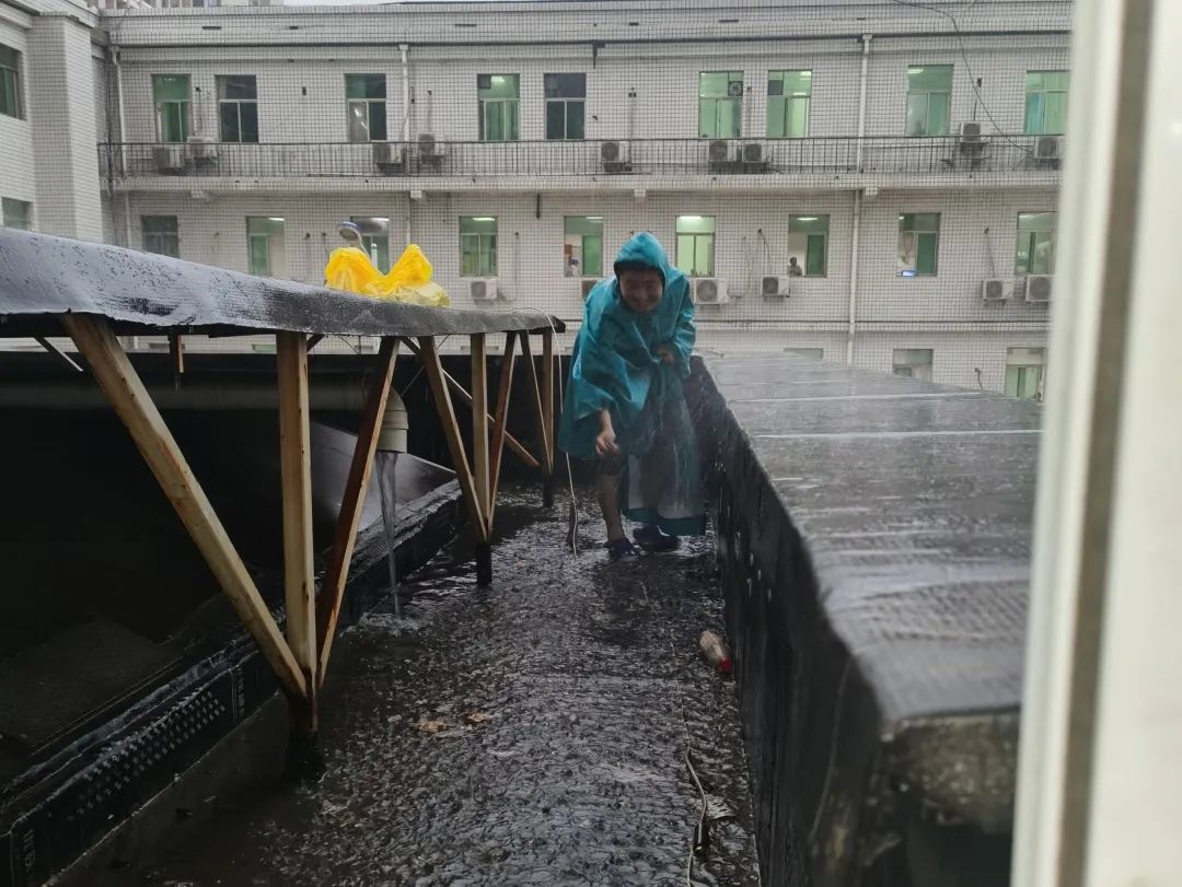 直面洪涝，风雨同担——郑州大学第五附属医院全院职工筑就安全堤坝