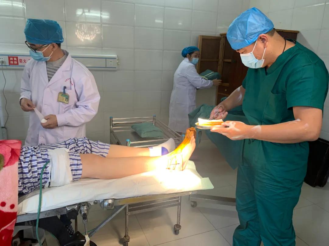 华润武钢总医院专家带领红安苏区医院外科团队圆满完成首例外科手术