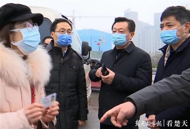 武汉大学中南医院护士2 次上高速未果，警车护送「逆行天使」提前返汉